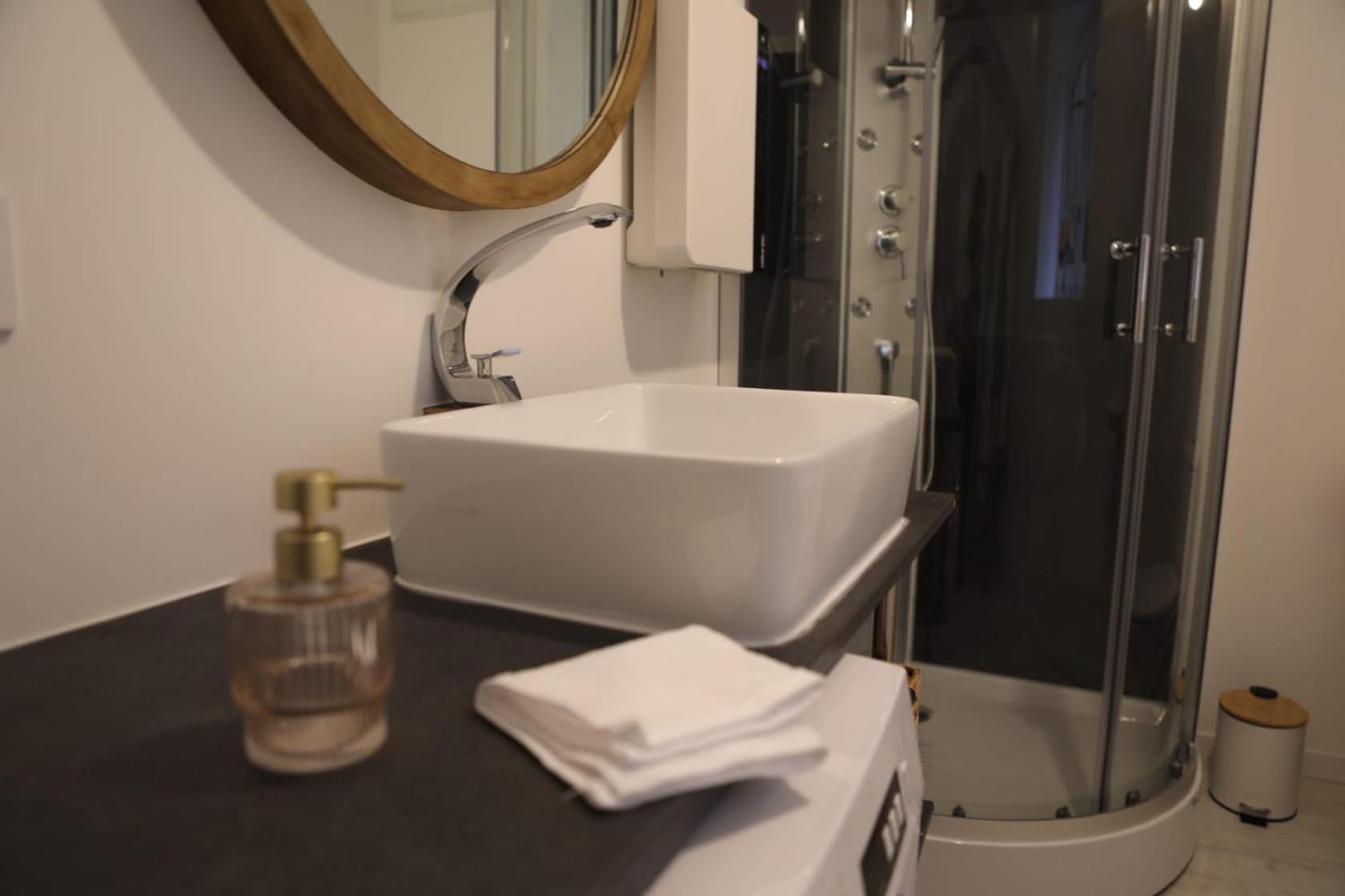Le Nid 3 Etoiles Wifi, Netflix, Disney, Coeur De Bastide Villefranche-de-Rouergue Exterior photo